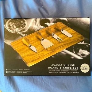 NWOT Acacia cheese board and knife set